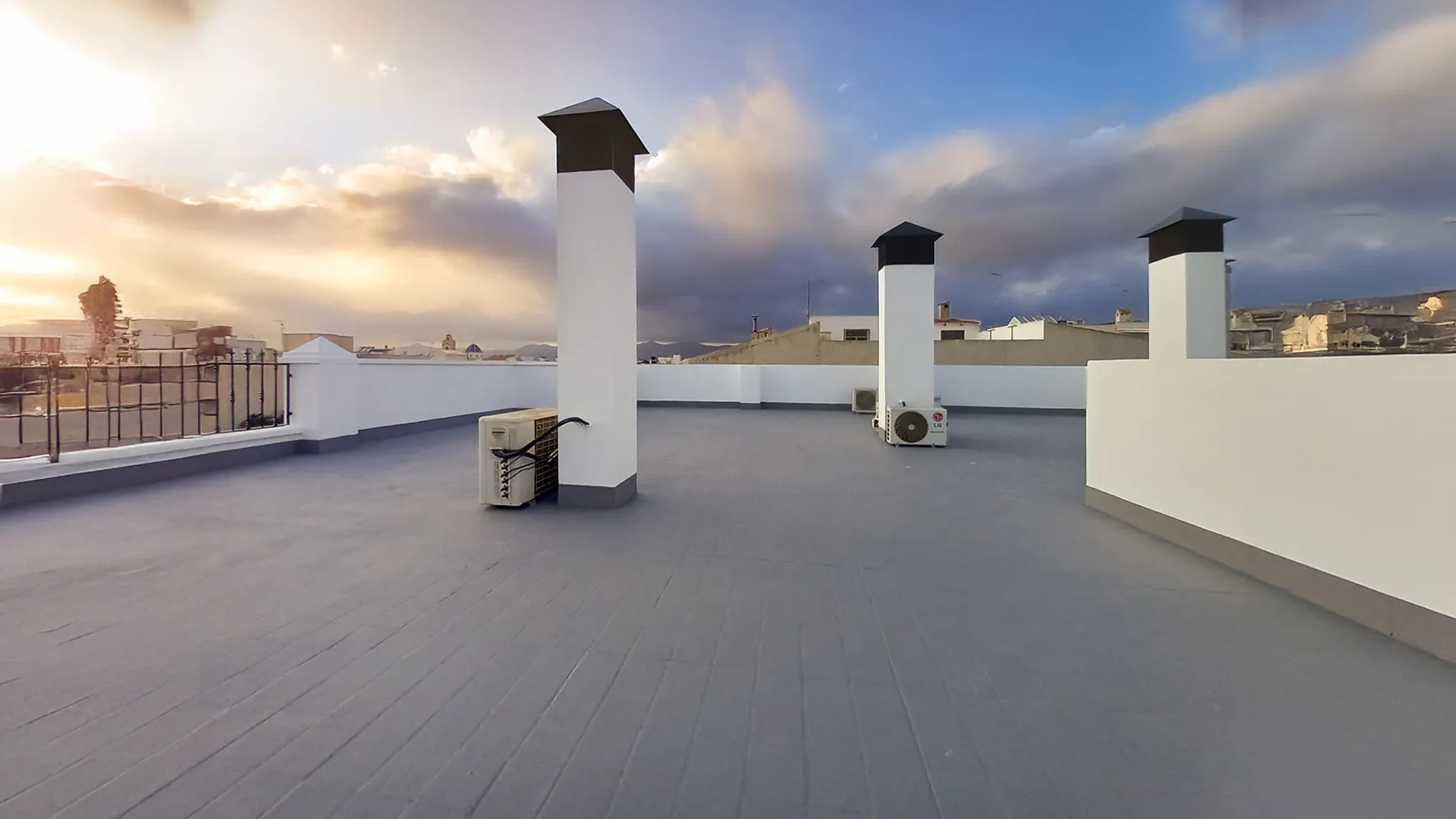 Impermeabilización de terraza transitable con suelo de gres, con membrana de poliuretano y fibra de vidrio.