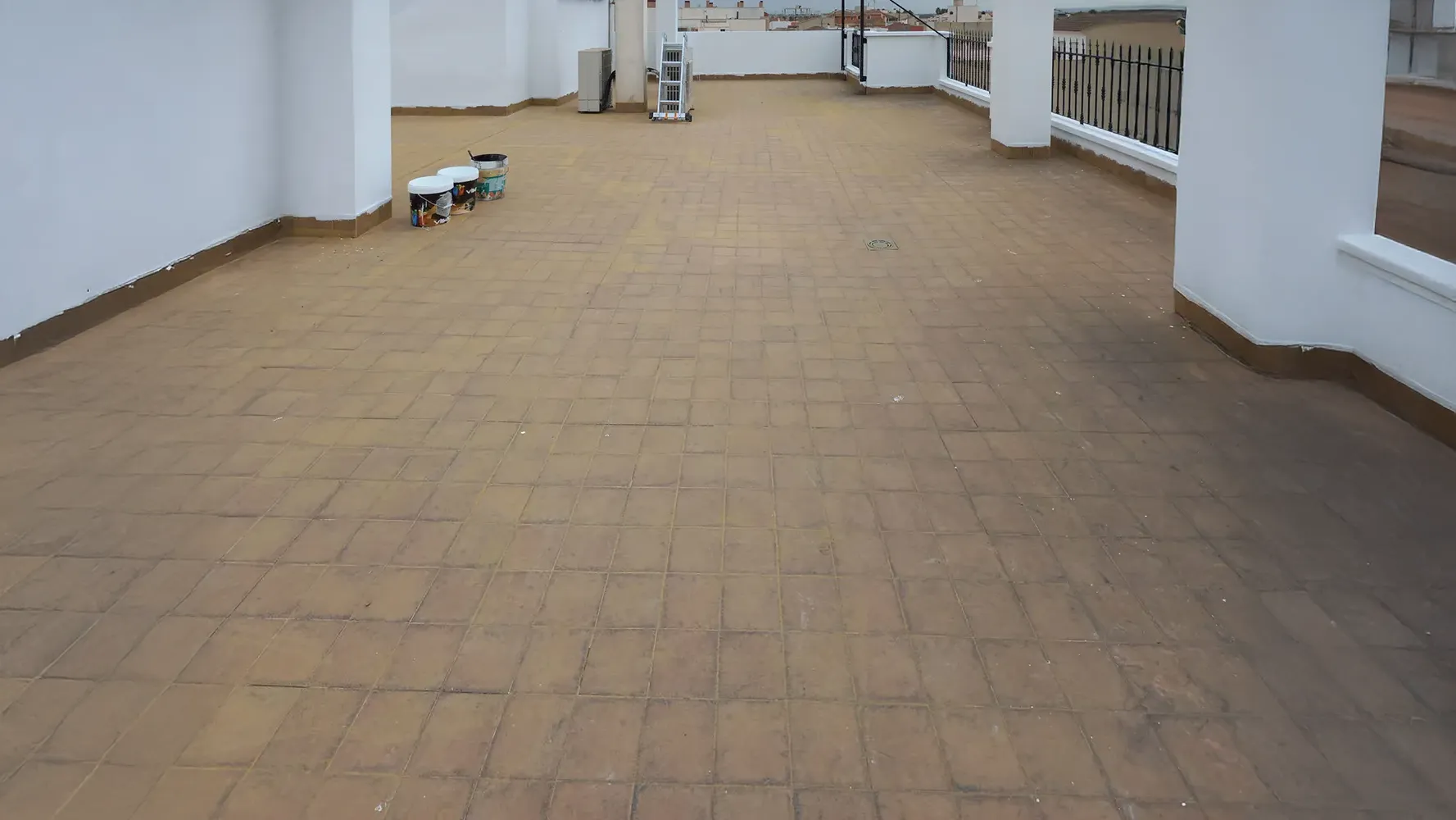 Impermeabilización de terraza transitable con suelo de gres, con membrana de poliuretano y fibra de vidrio.